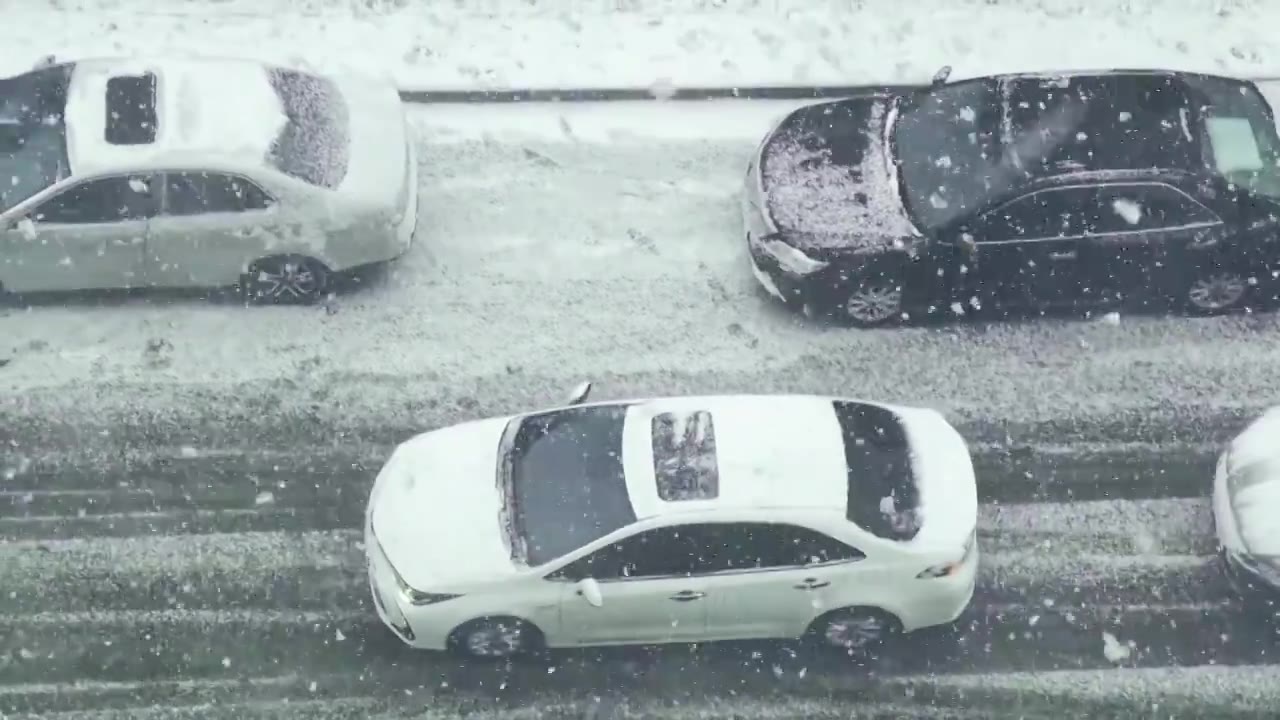 中国辽宁大连金普新区火车站大雪视频素材