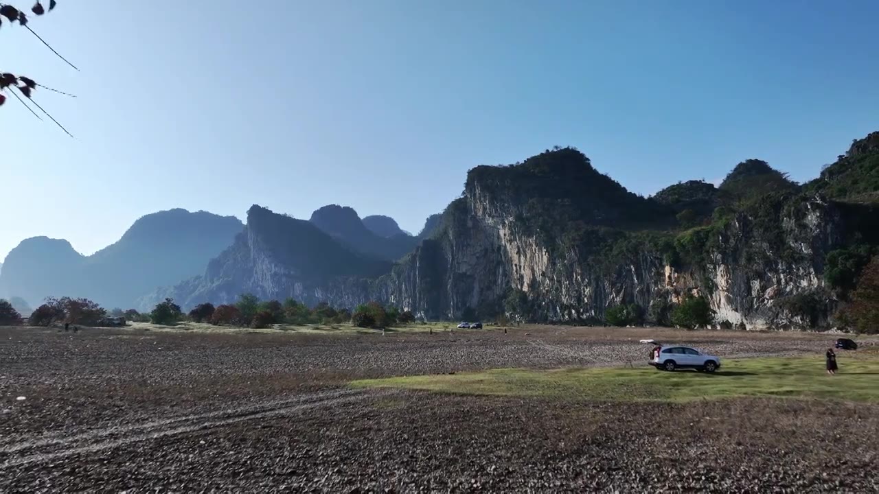 冬季阳光下桂林漓江边的山和河滩上红色的乌桕树林视频素材