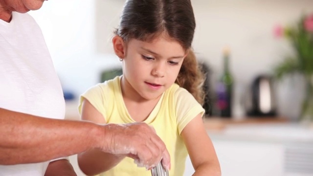 奶奶和孩子准备用鸡蛋做意大利面视频素材