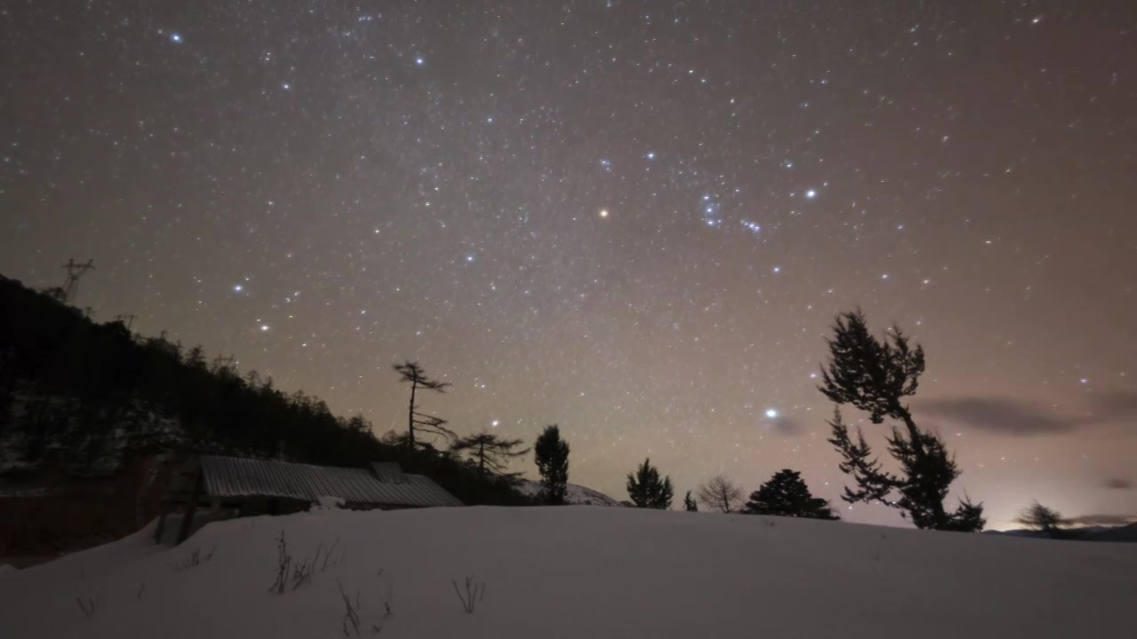 云南迪庆白马雪山星空下的雪地延时摄影视频下载