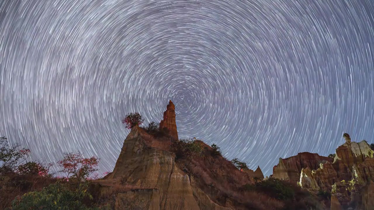 2023双子座流星雨元谋浪巴铺土林星轨延时视频素材