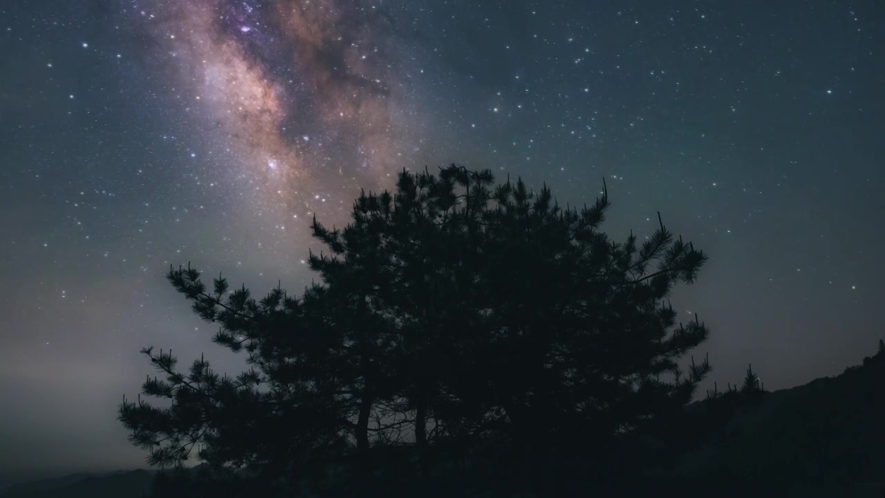 黄山市徽州天路白际岭树木星空银河延时视频素材