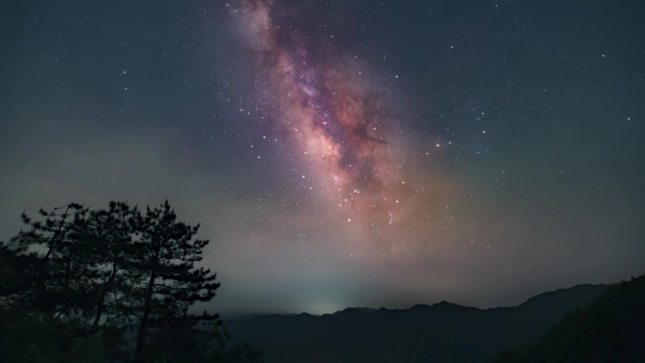 黄山市徽州天路白际岭树木星空银河延时视频素材