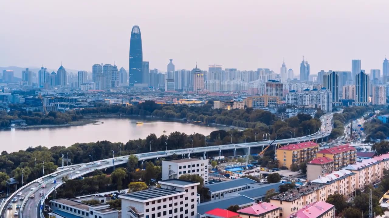 中国山东济南大明湖和城市高架桥天际线日转夜延时摄影视频素材