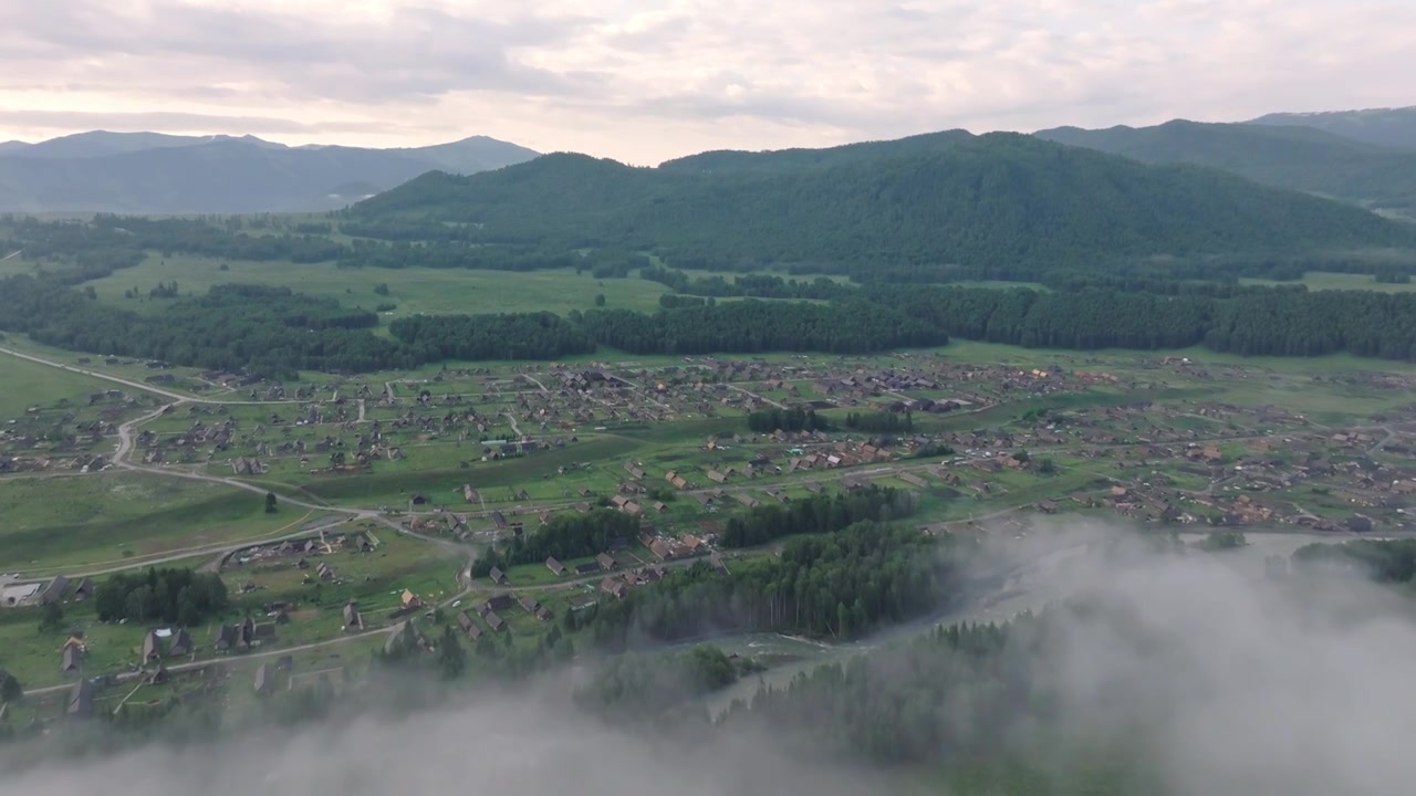 航拍夏季的新疆禾木村风景视频素材