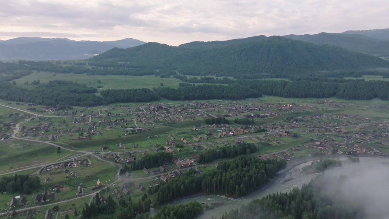 航拍夏季的新疆禾木村风景视频素材