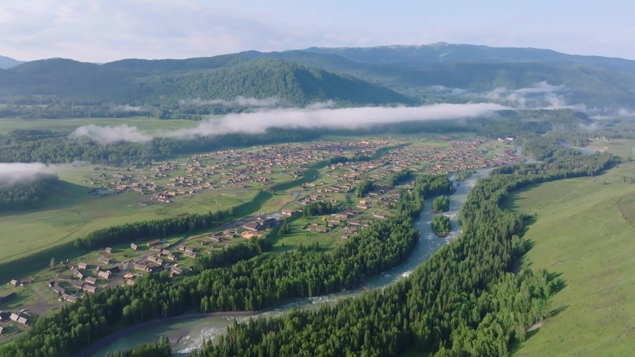 航拍夏季的新疆禾木村风景视频素材