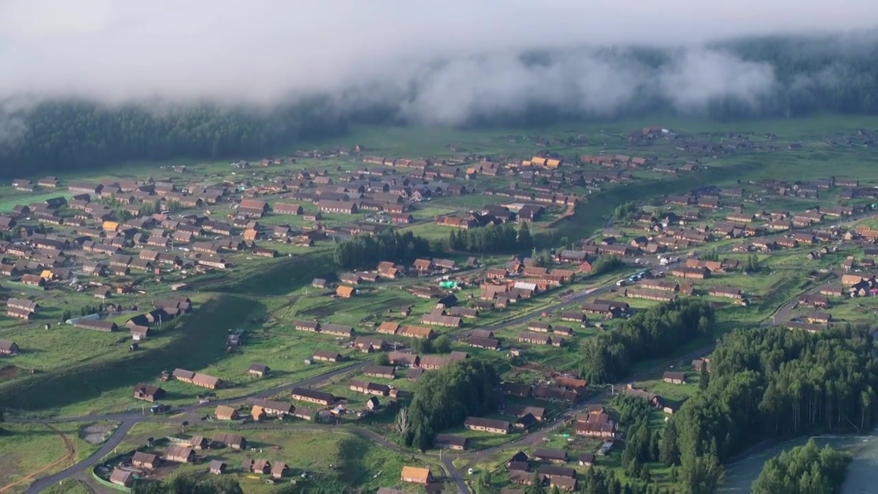 航拍夏季的新疆禾木村风景视频素材