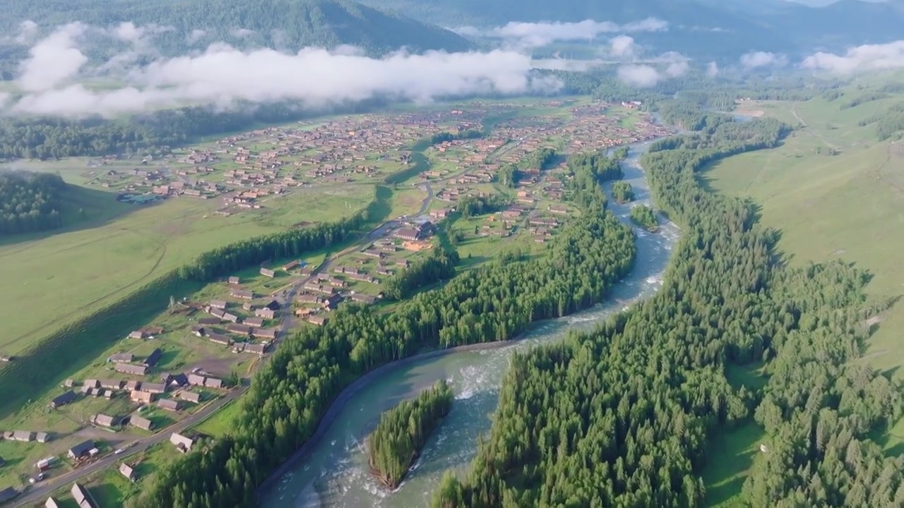 航拍夏季的新疆禾木村风景视频素材