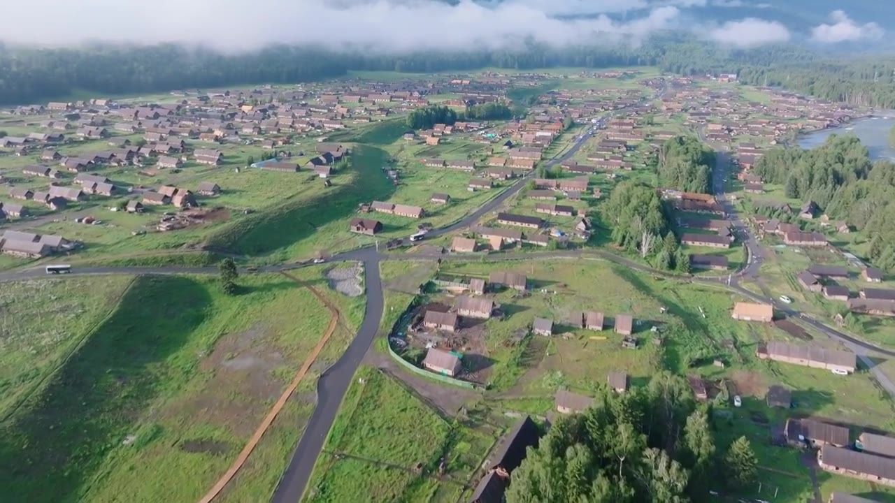 航拍夏季的新疆禾木村风景视频素材