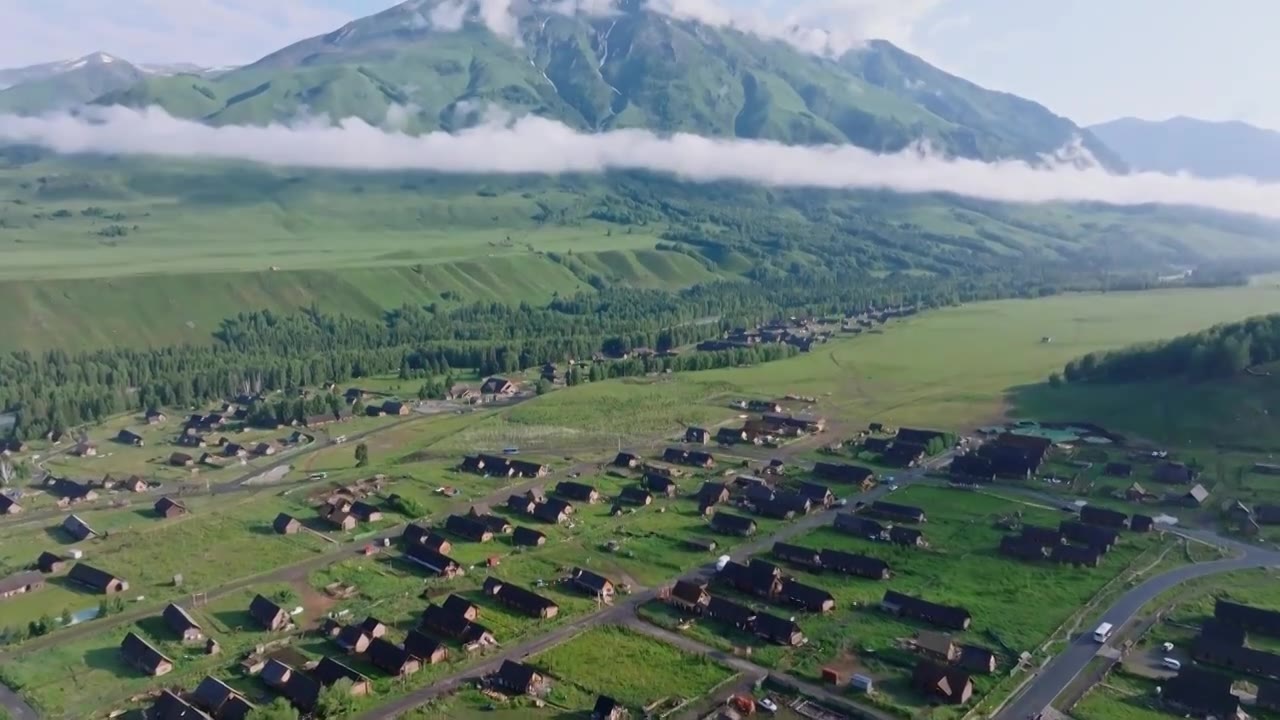 航拍夏季的新疆禾木村风景视频素材