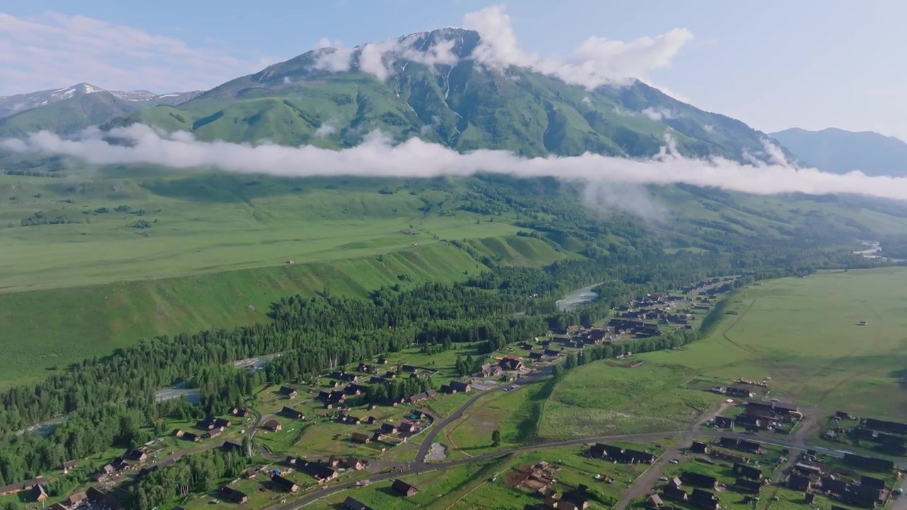 航拍夏季的新疆禾木村风景视频素材