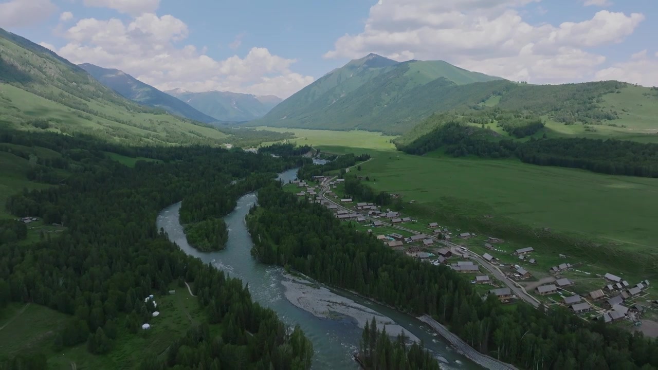 航拍夏季的新疆禾木村风景视频素材