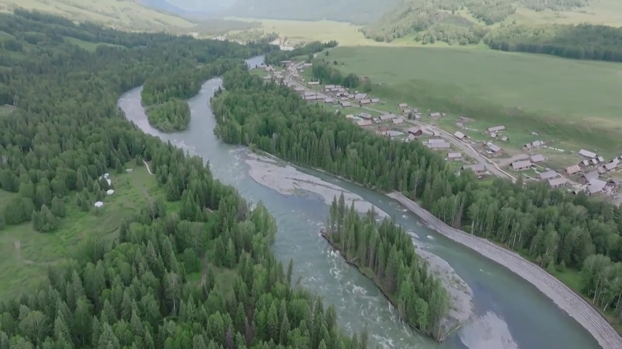 航拍夏季的新疆禾木村风景视频素材