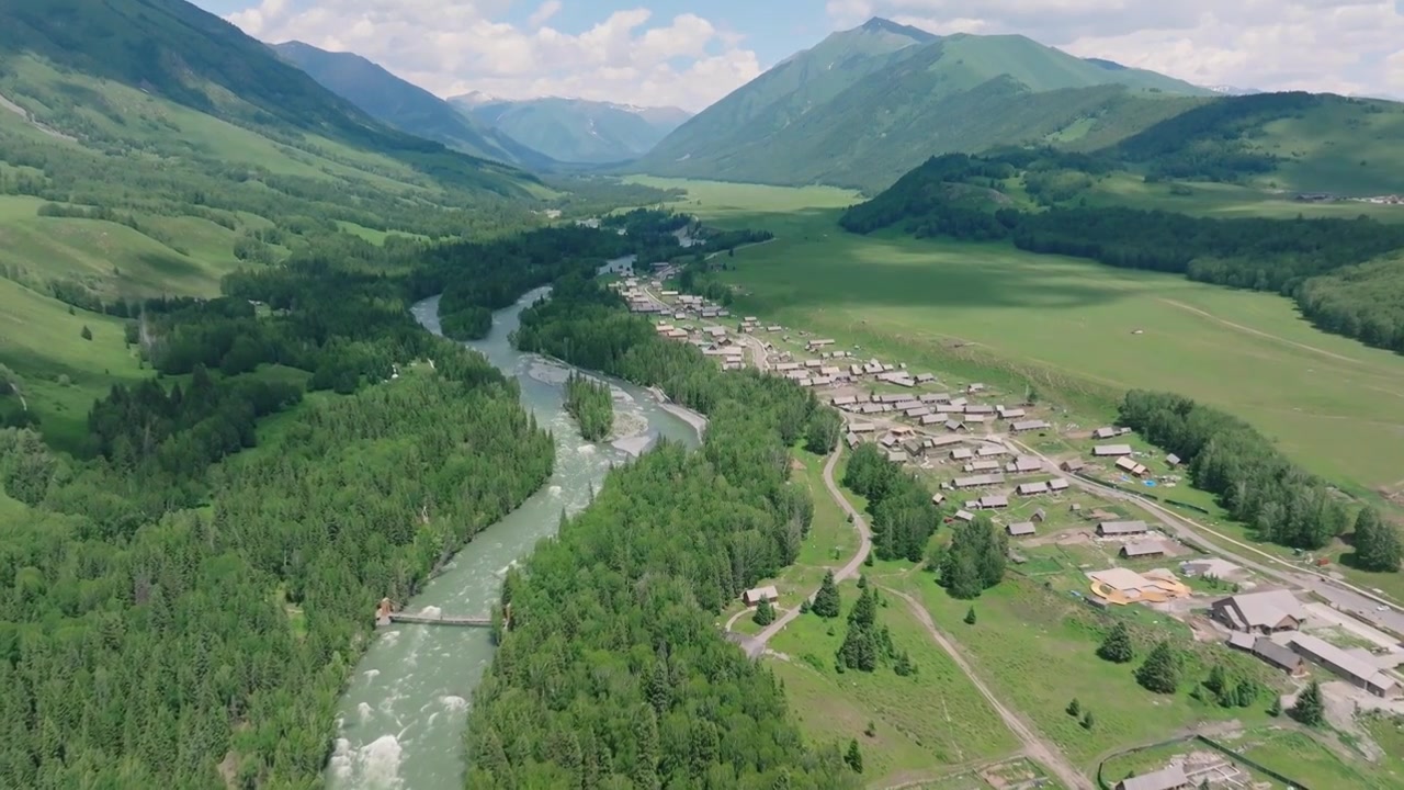 航拍夏季的新疆禾木村风景视频素材