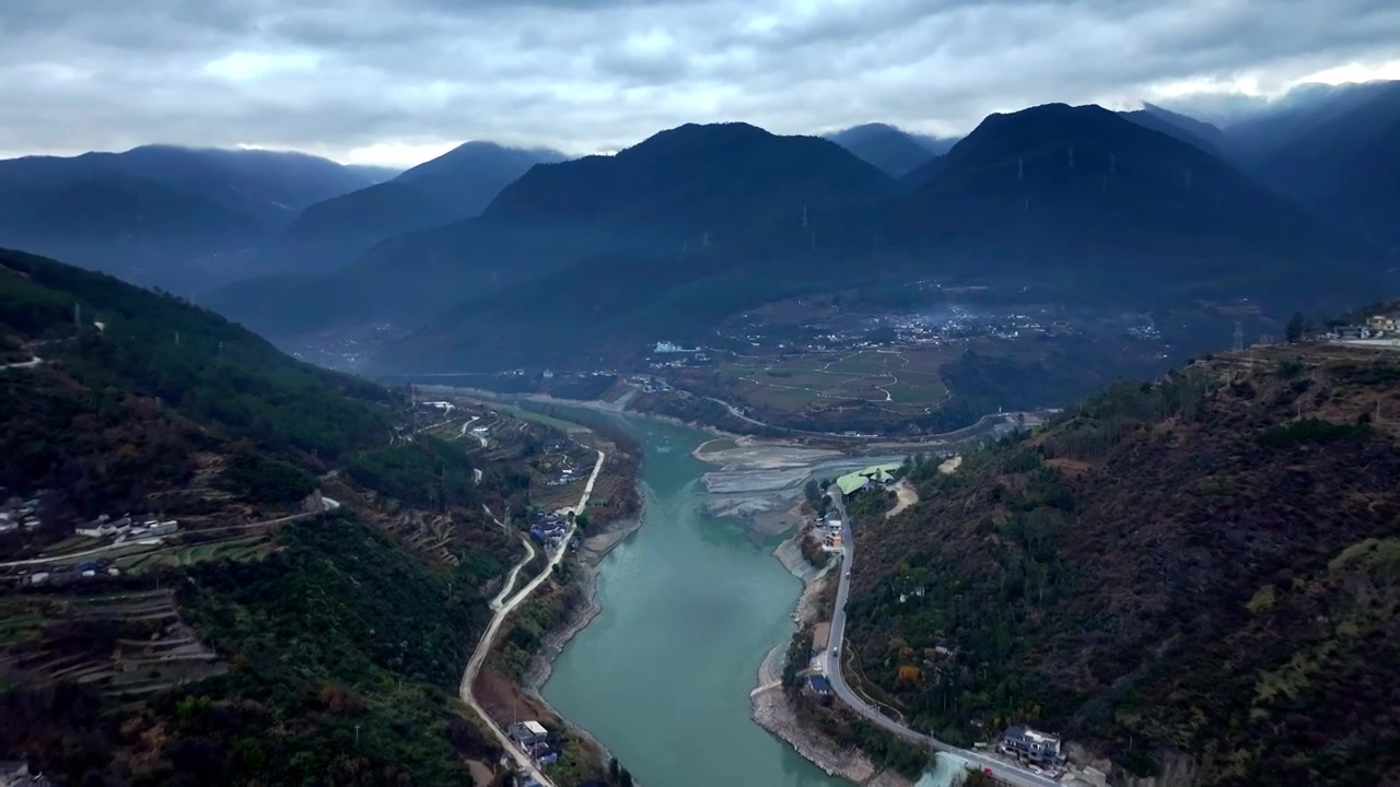 航拍虎跳峡金沙江特大桥日出光影视频素材