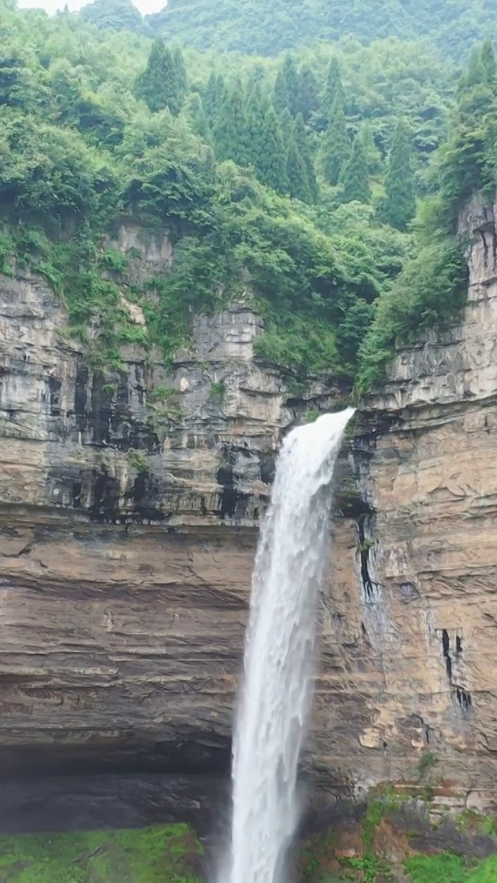 贵州毕节吊水岩瀑布航拍风光视频素材