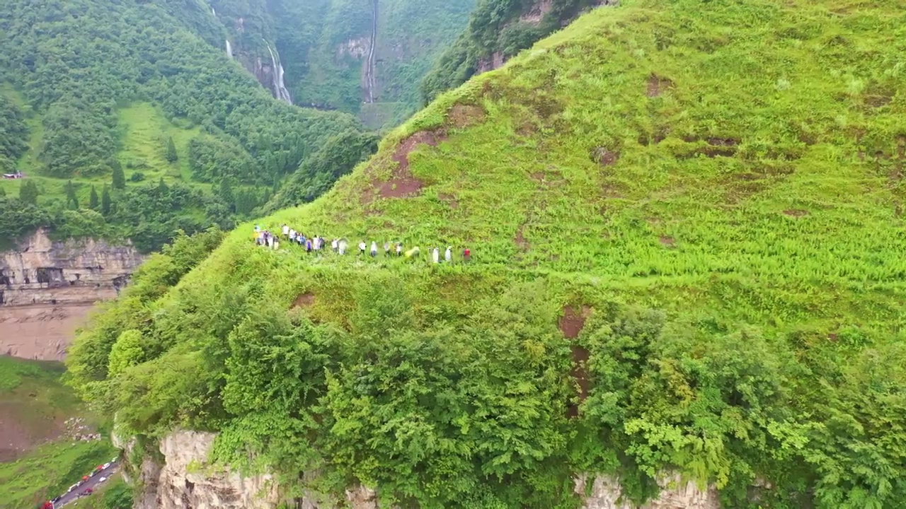 贵州夏天瀑布悬崖上徒步户外运动的人视频素材