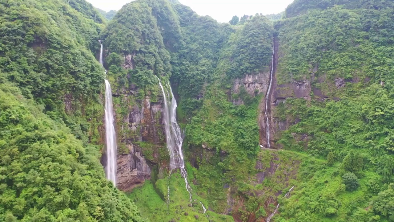 贵州夏天森林里的野生瀑布视频素材