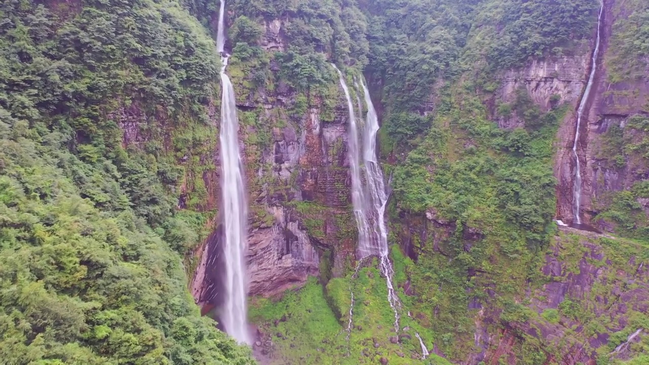 贵州夏天森林里的野生瀑布视频素材