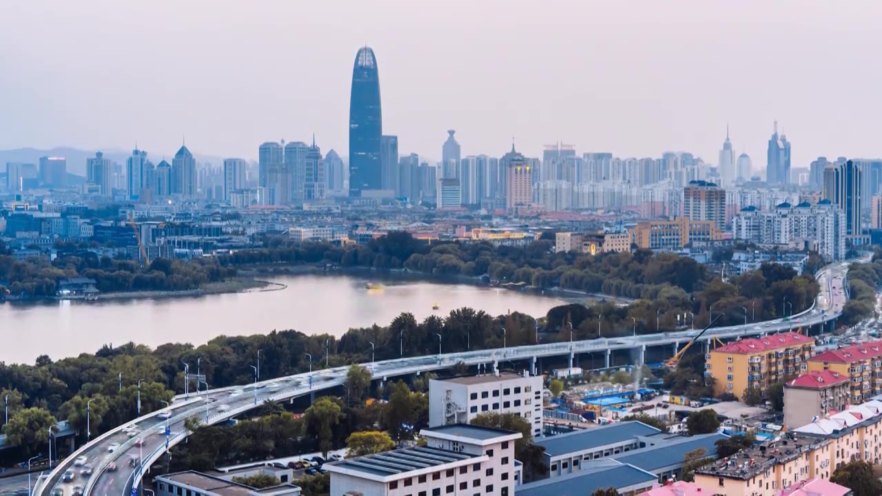 中国山东济南大明湖和城市高架桥天际线日转夜延时摄影视频素材