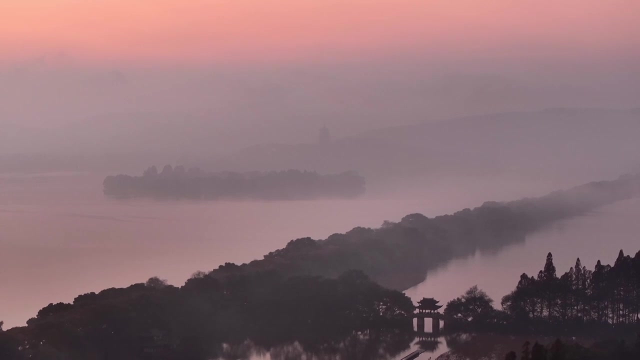 航拍杭州清晨日出云雾西湖雷峰塔视频素材