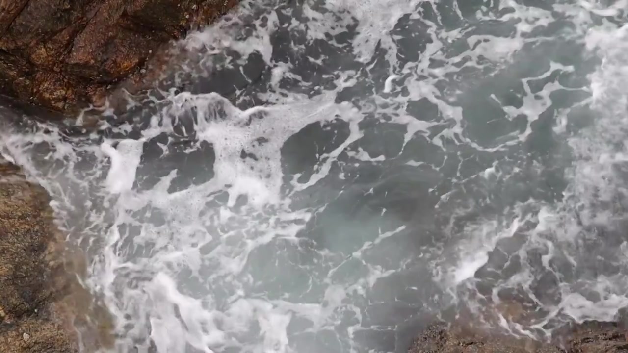 深圳海岸线-大梅沙礁石风起浪涌视频素材