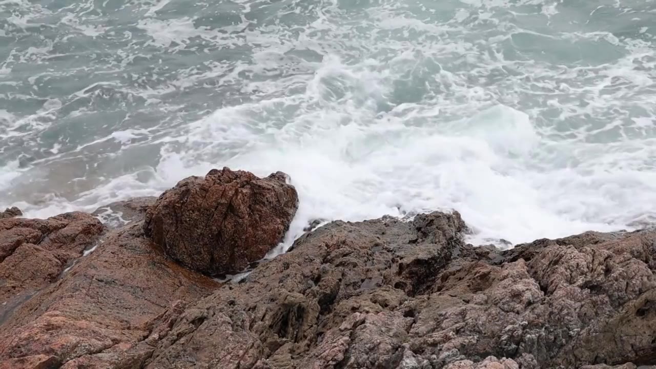 深圳海岸线-大梅沙礁石风起浪涌视频素材