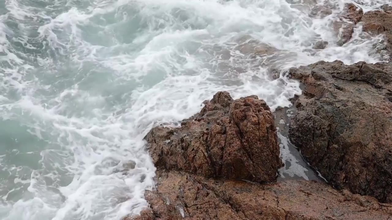 深圳海岸线-大梅沙礁石风起浪涌视频素材