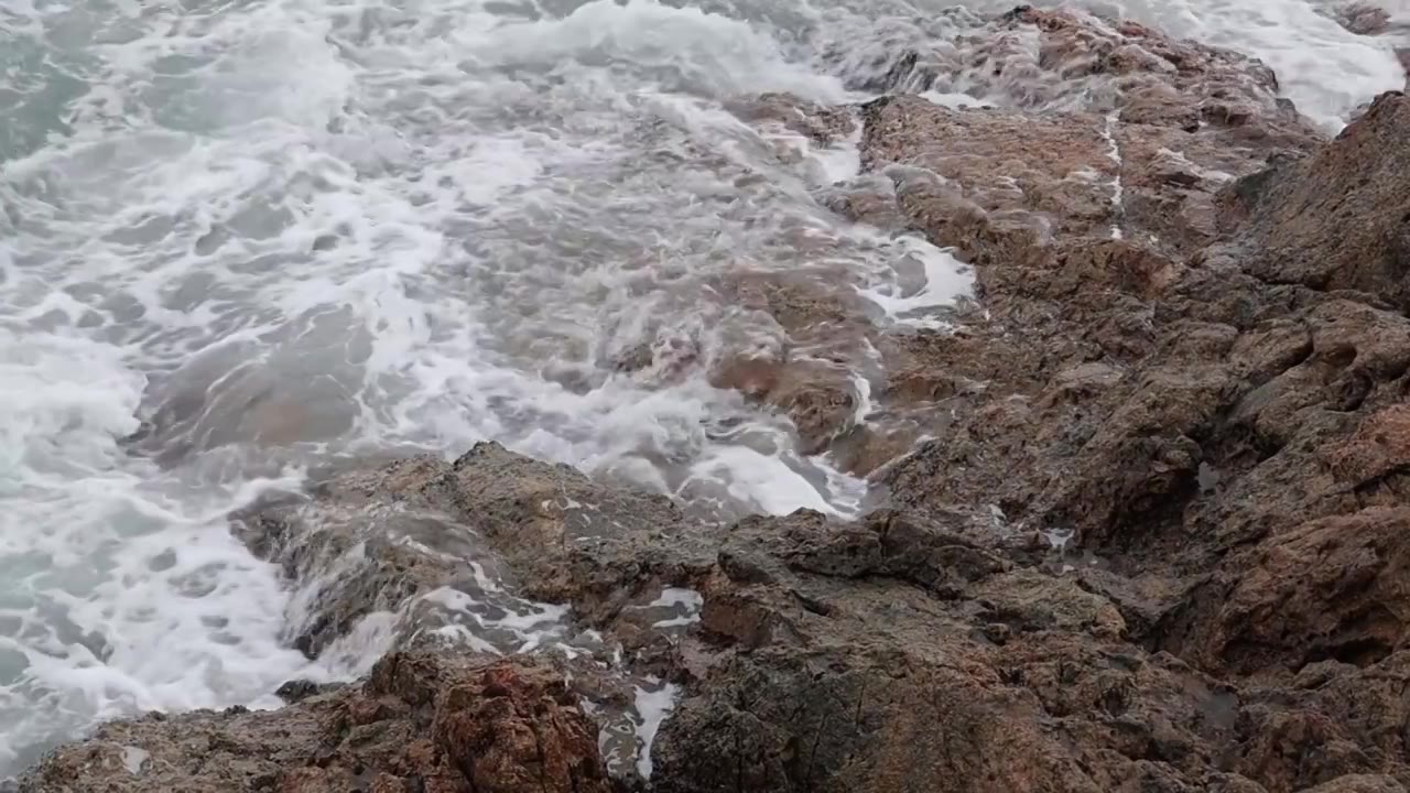 深圳海岸线-大梅沙礁石风起浪涌视频素材