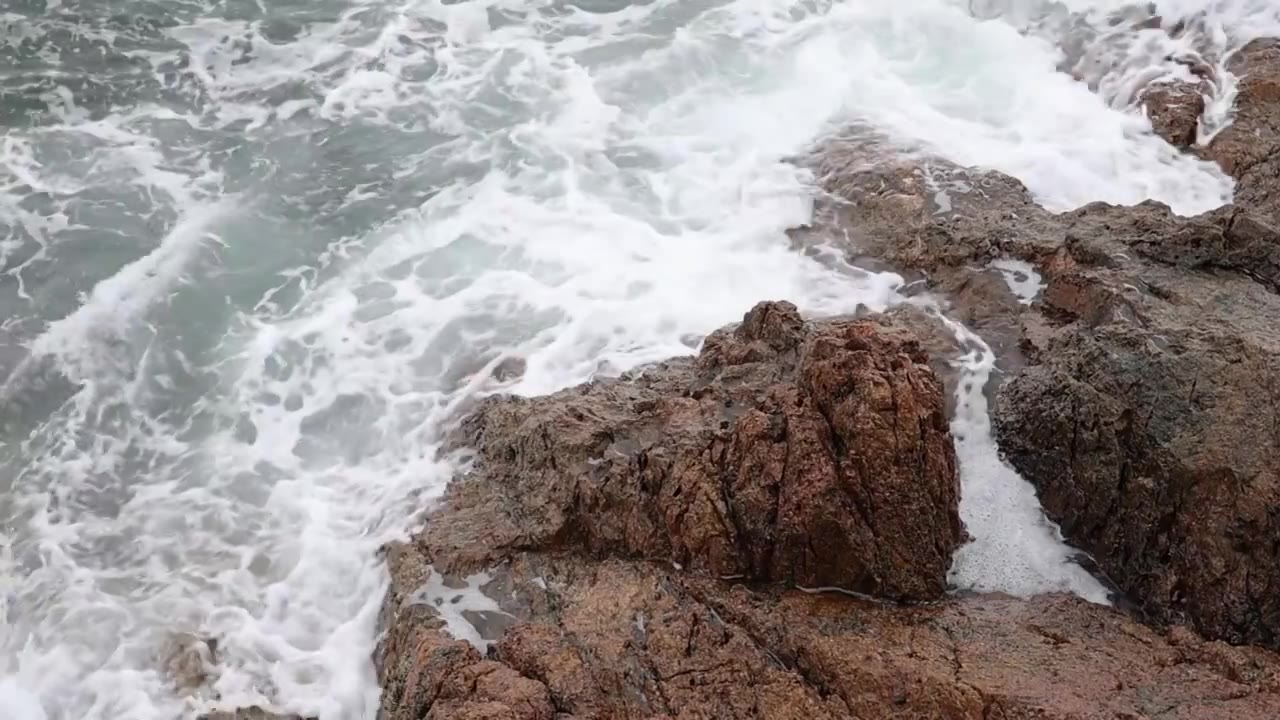 深圳海岸线-大梅沙礁石风起浪涌视频素材