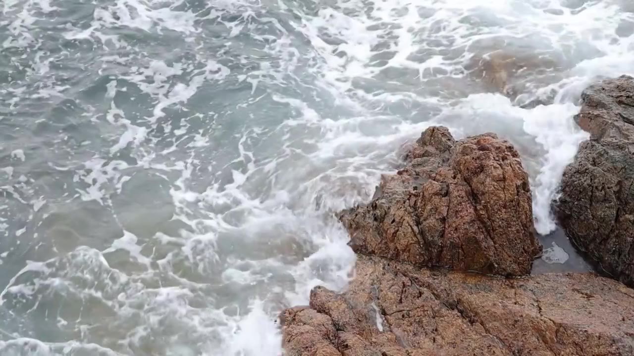 深圳海岸线-大梅沙礁石风起浪涌视频素材