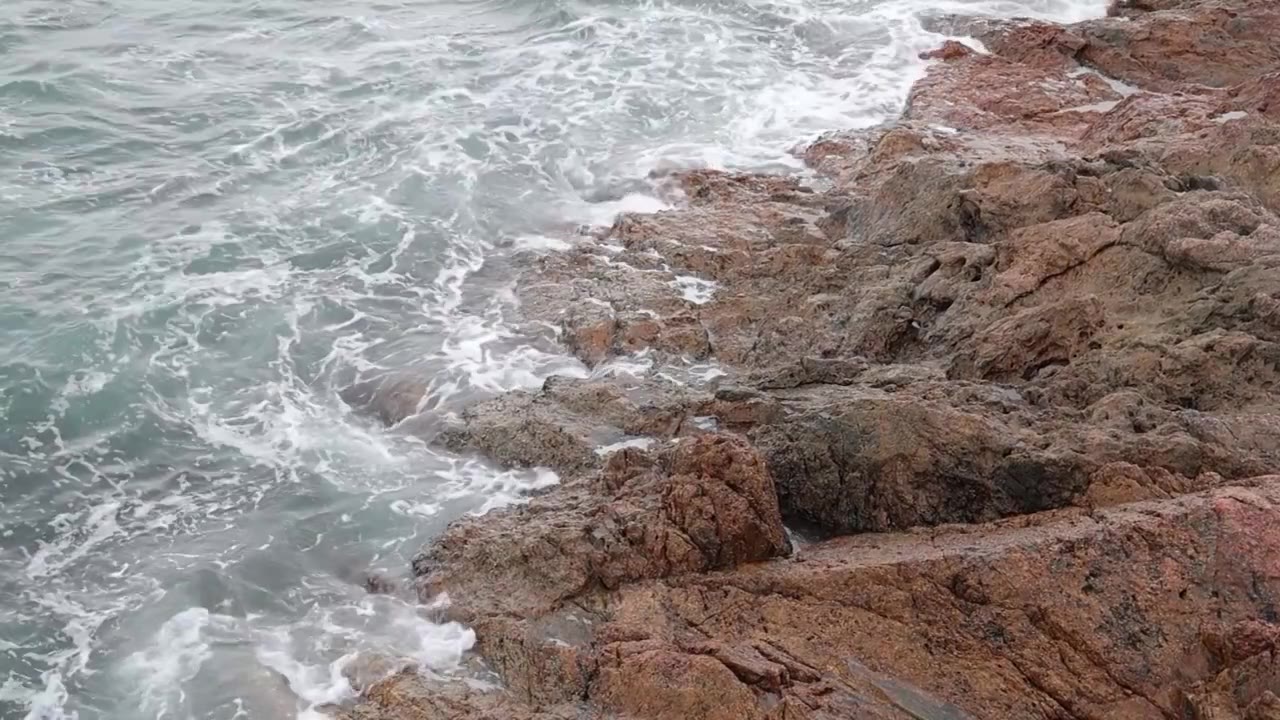 深圳海岸线-大梅沙礁石风起浪涌视频素材