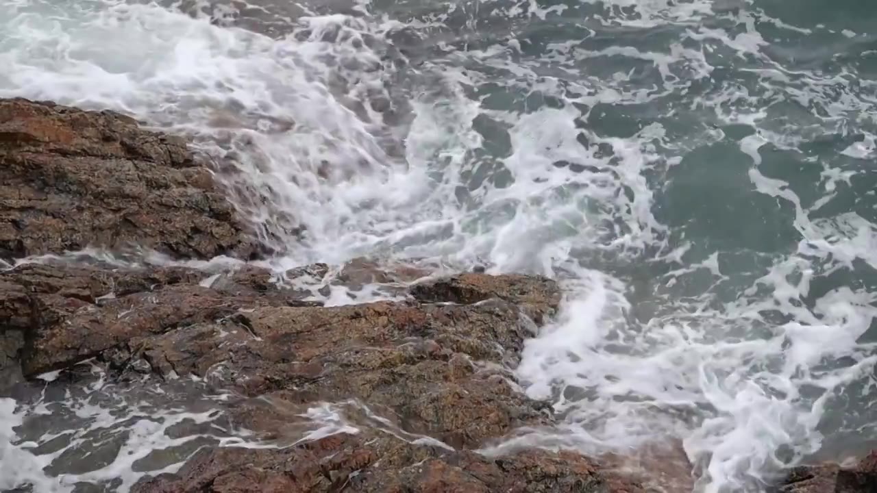 深圳海岸线-大梅沙礁石风起浪涌视频素材