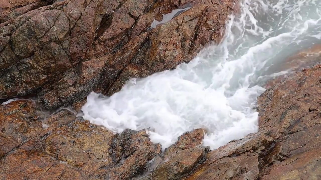 深圳海岸线-大梅沙礁石风起浪涌视频素材