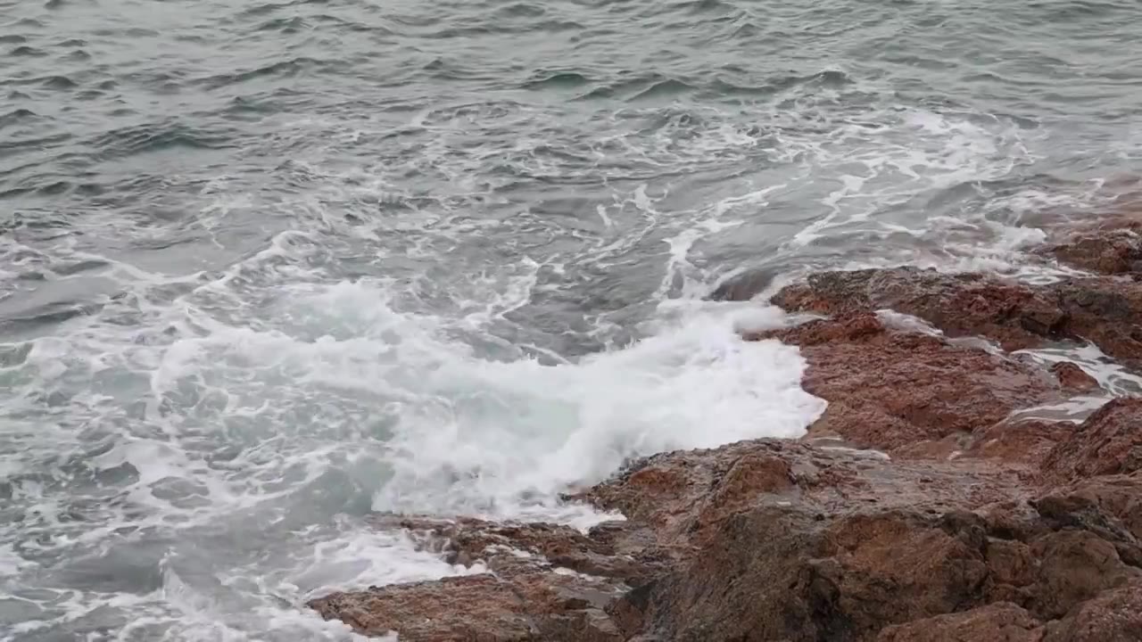 深圳海岸线-大梅沙礁石风起浪涌视频素材