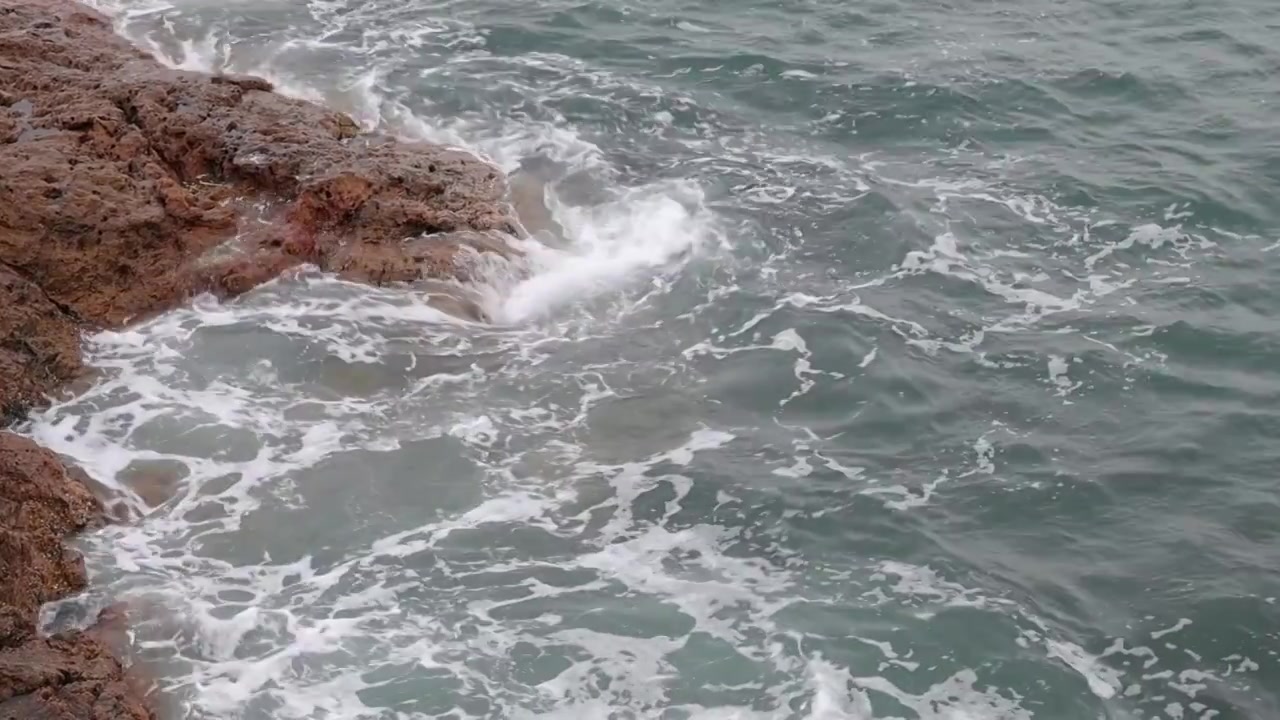 深圳海岸线-大梅沙礁石风起浪涌视频素材