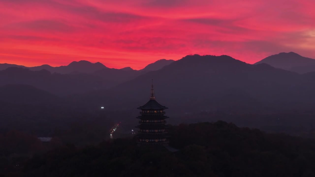 航拍杭州清晨日出云雾西湖雷峰塔视频素材