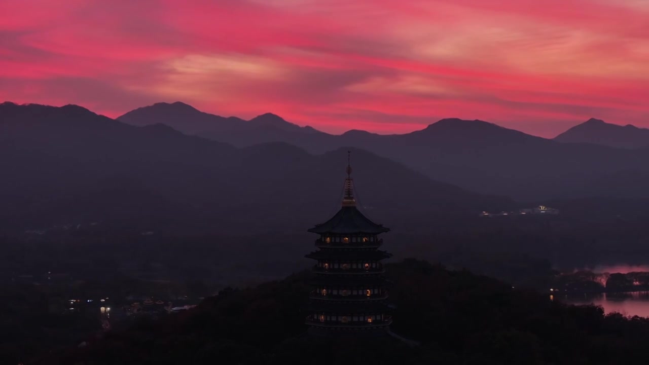 航拍杭州清晨日出云雾西湖雷峰塔视频素材