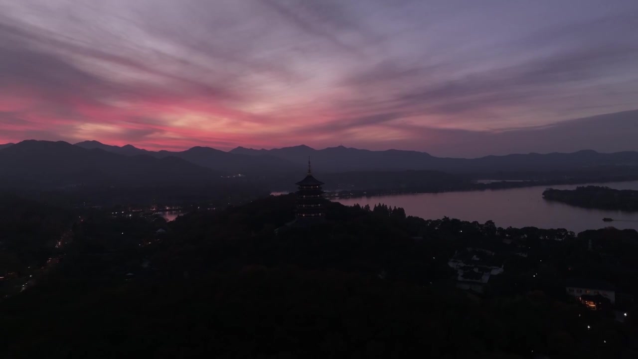 航拍杭州清晨日出云雾西湖雷峰塔视频素材