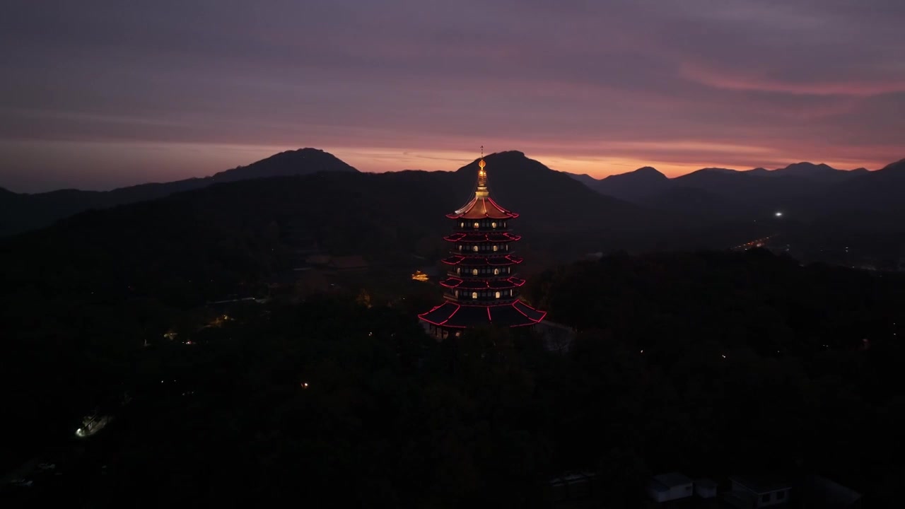 航拍杭州清晨日出云雾西湖雷峰塔视频素材