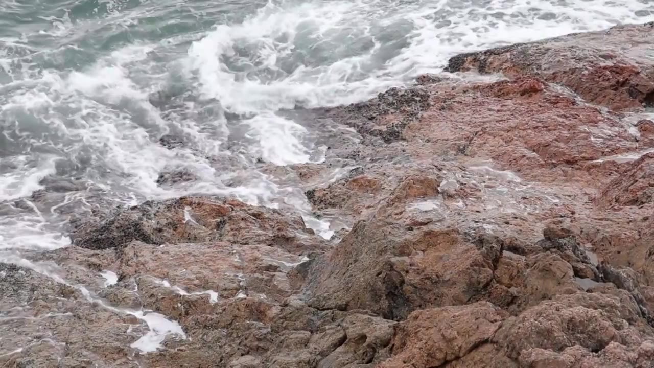 深圳海岸线-大梅沙礁石风起浪涌视频素材