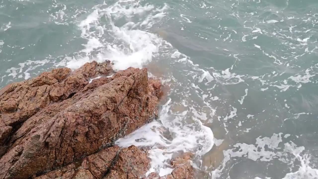 深圳海岸线-大梅沙礁石风起浪涌视频素材