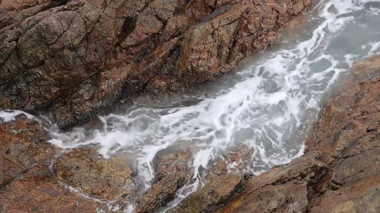 深圳海岸线-大梅沙礁石风起浪涌视频素材