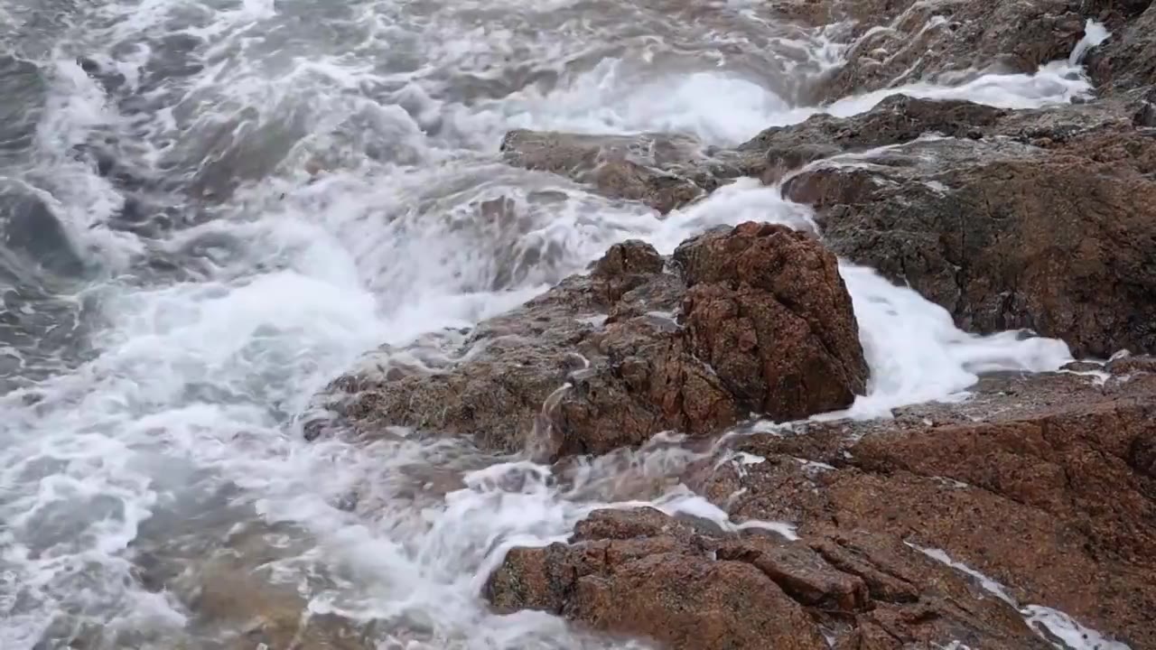 深圳海岸线-大梅沙礁石风起浪涌视频素材