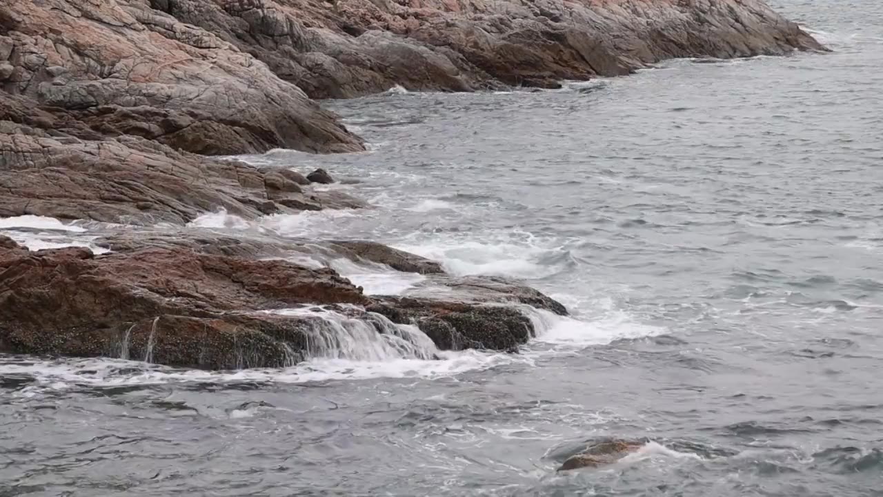 深圳海岸线-大梅沙礁石风起浪涌视频素材