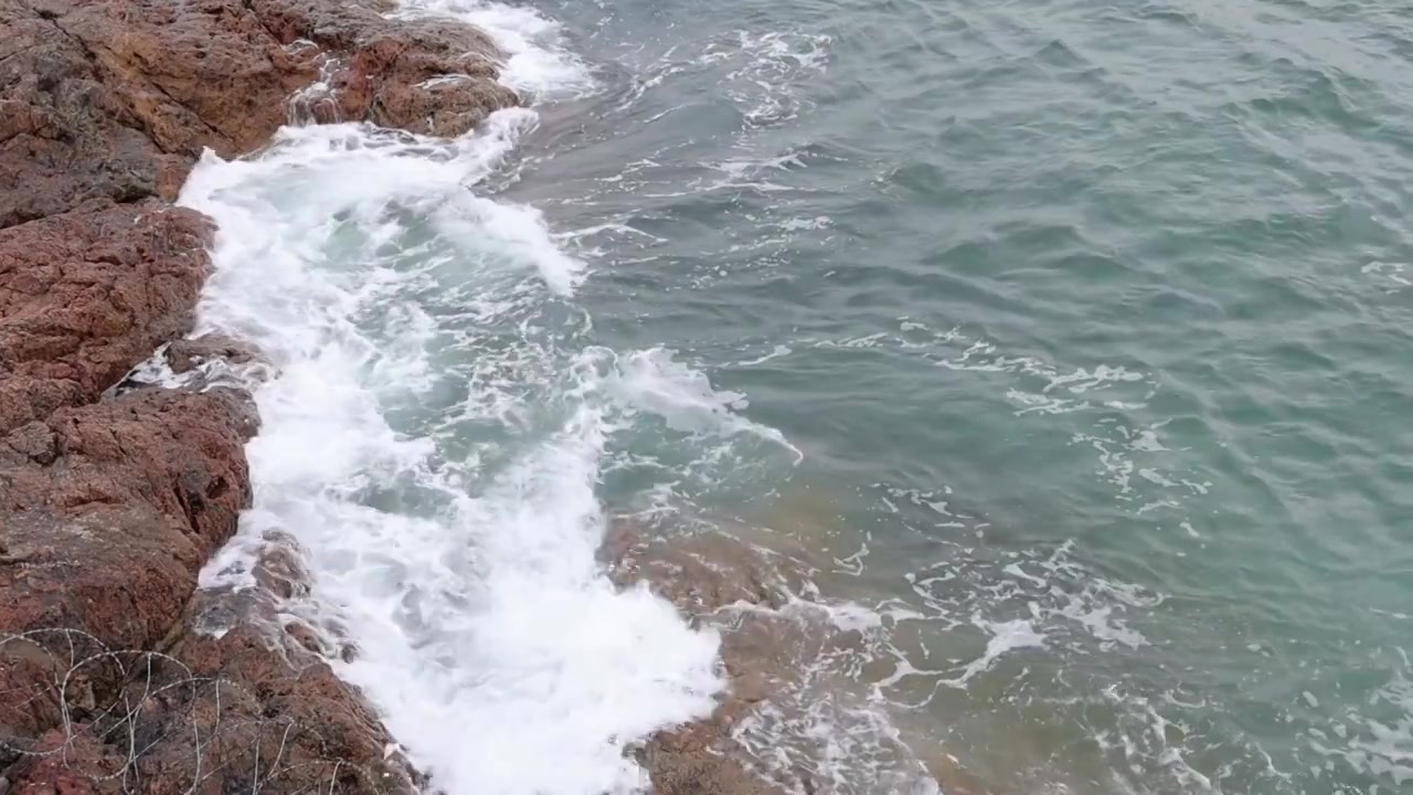 深圳海岸线-大梅沙礁石风起浪涌视频素材