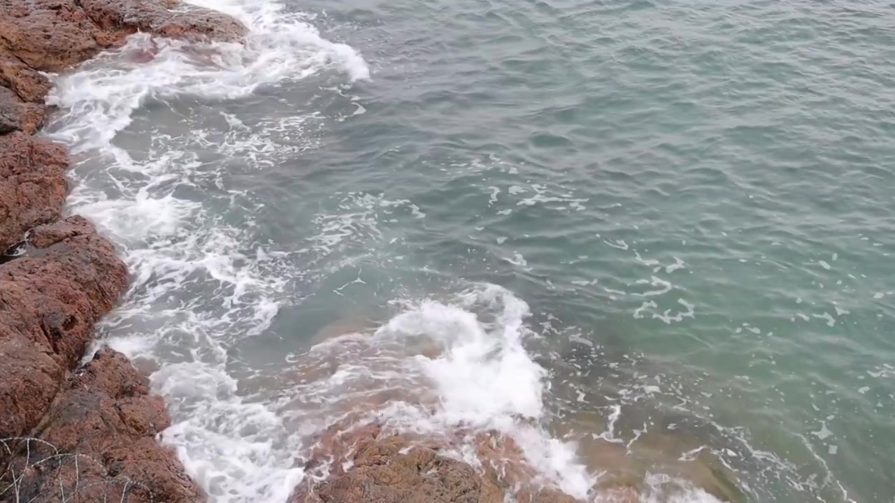 深圳海岸线-大梅沙礁石风起浪涌视频素材