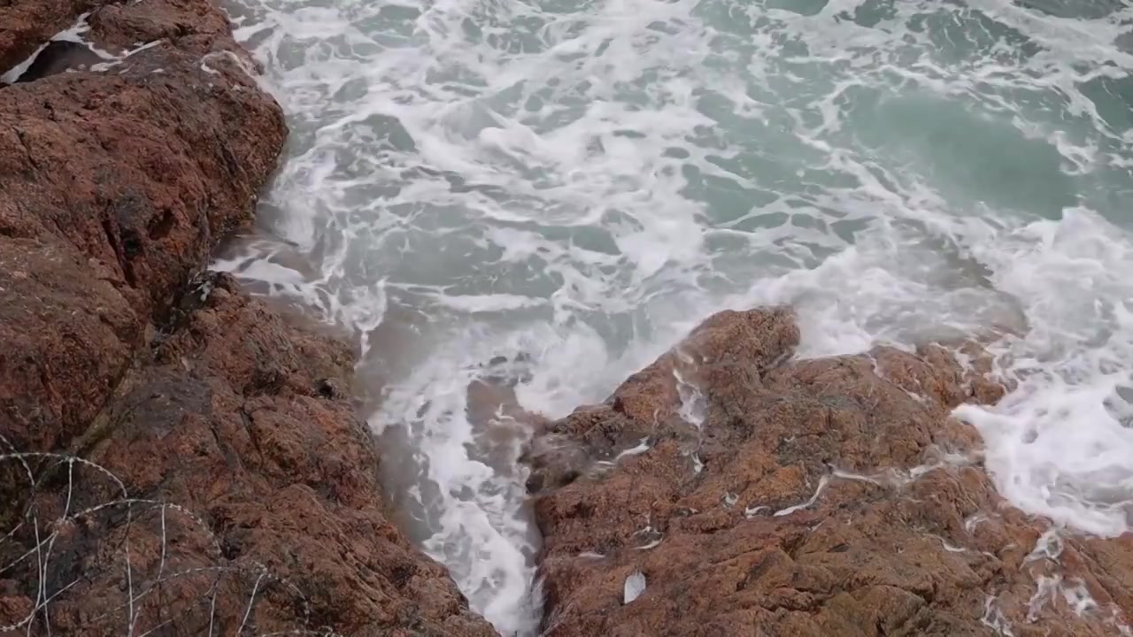 深圳海岸线-大梅沙礁石风起浪涌视频素材