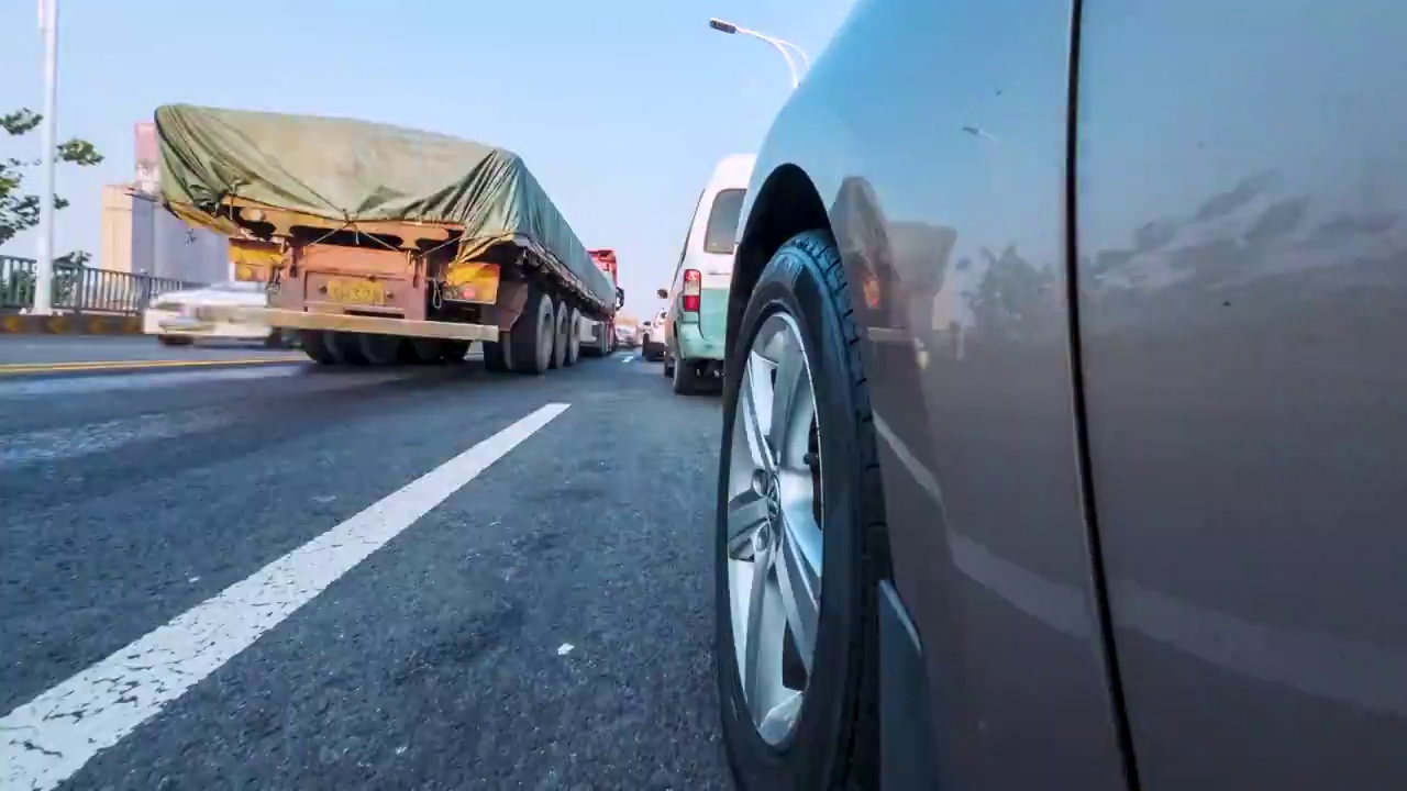 开车通行道路前轮延时视频素材